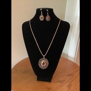 😊Fashion jewelry red crystal in center with multi  crystals around, gold color.